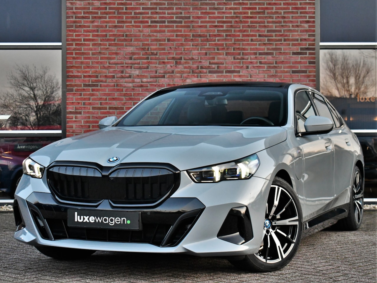 BMW 5-serie - 530e M-Sport Pano ACC 360 H/K Stoel-vent Brooklyngrau - AutoWereld.nl