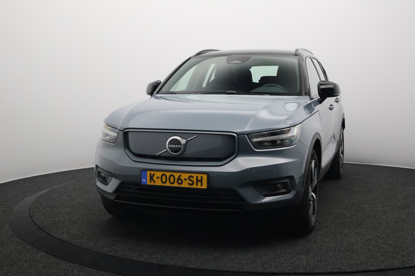 Volvo XC40 - Recharge P8 AWD R-Design 408PK SOH 92,6% | Harman/Kardon | Camera | Leer | Google Infotain - AutoWereld.nl