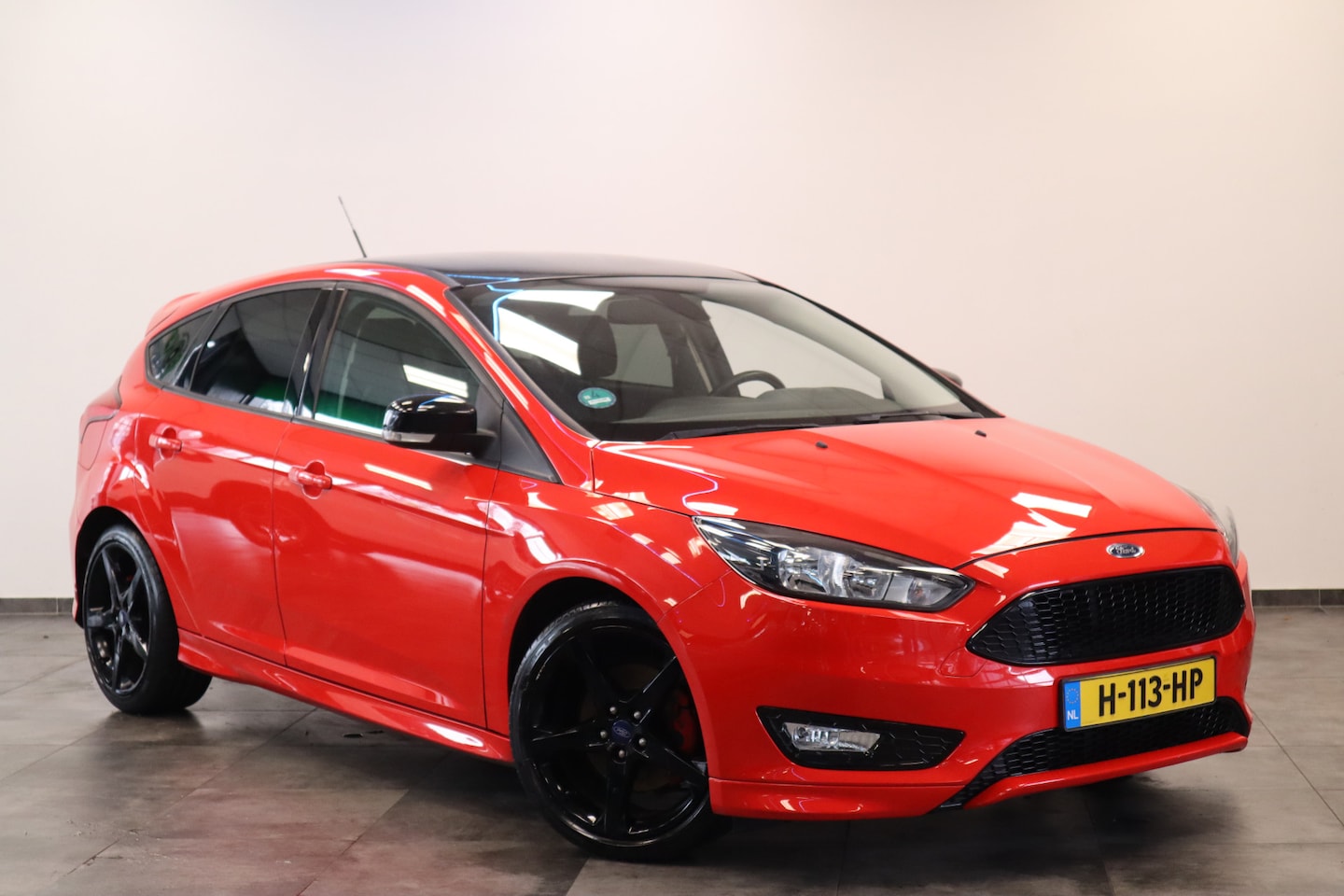 Ford Focus - 1.5 Red Edition Stoel + Stuurverwarming 18'' Zwart dak - AutoWereld.nl