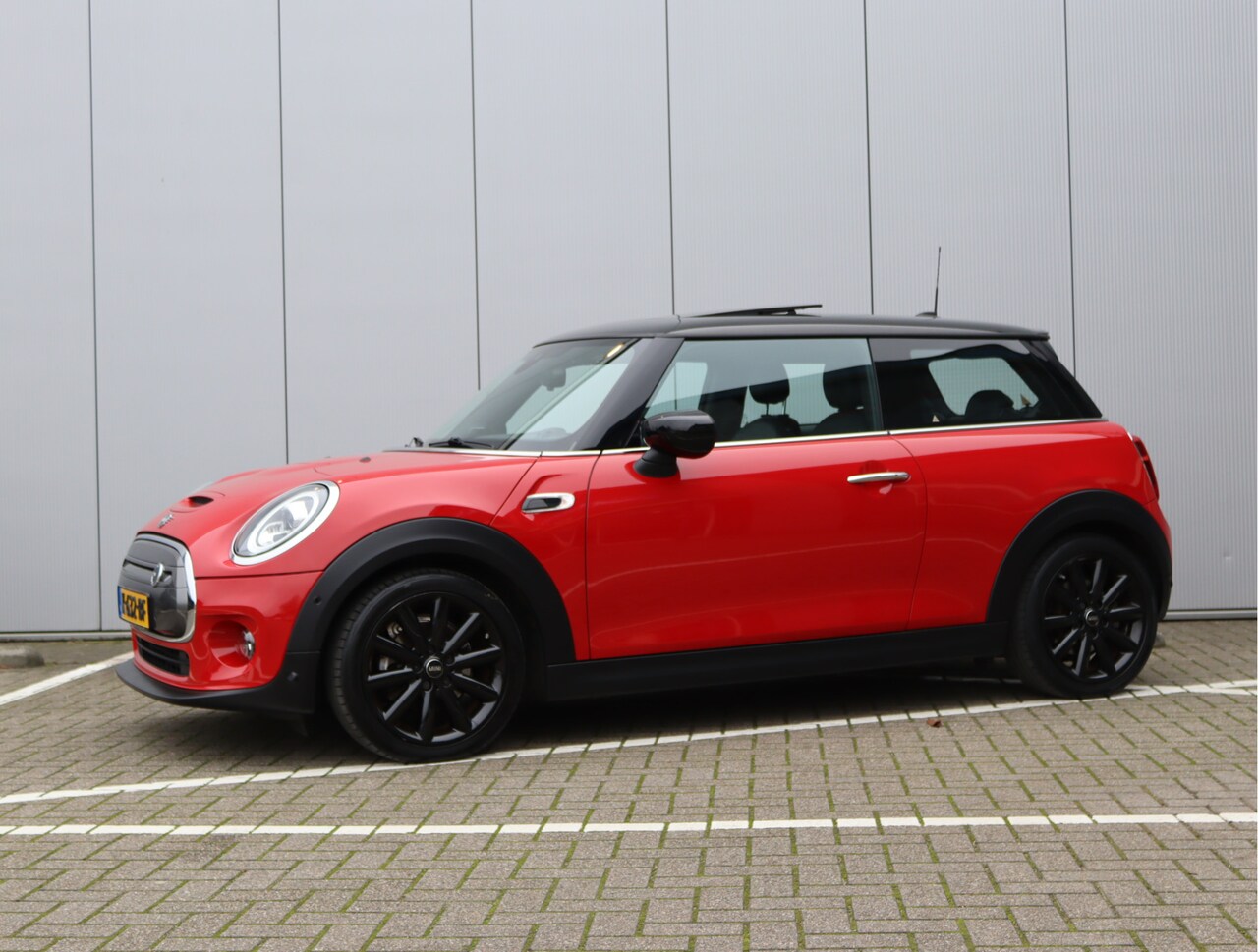 MINI Mini-Electric - Yours 33 kWh | Panoramadak | Leder | 94,2% SOH | Camera | NAP - AutoWereld.nl