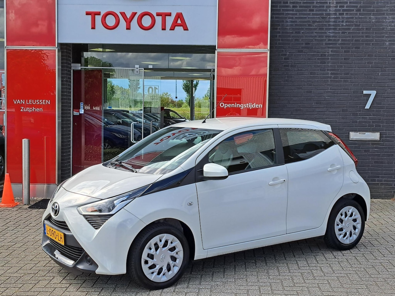 Toyota Aygo X - X-PLAY ACHTERUITRIJCAMERA AIRCO APPLE CARPLAY / ANDROID AUTO - AutoWereld.nl