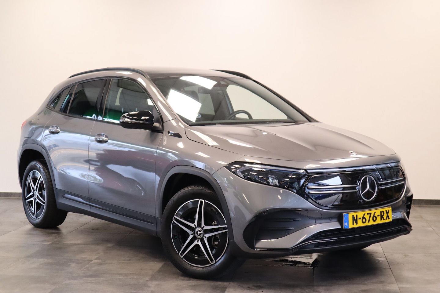 Mercedes-Benz EQA - 300 4MATIC Business Solution AMG 67 kWh ACC Panoramadak Blindspot 24 maanden garantie moge - AutoWereld.nl