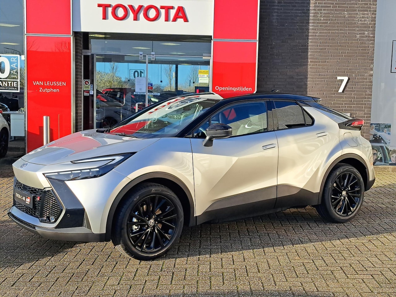 Toyota C-HR - 2.0 Plug-in Hybrid 220 GR SPORT NIEUW DIRECT LEVERBAAR STOEL/STUURWIELVERWARMING PDC DRAAD - AutoWereld.nl