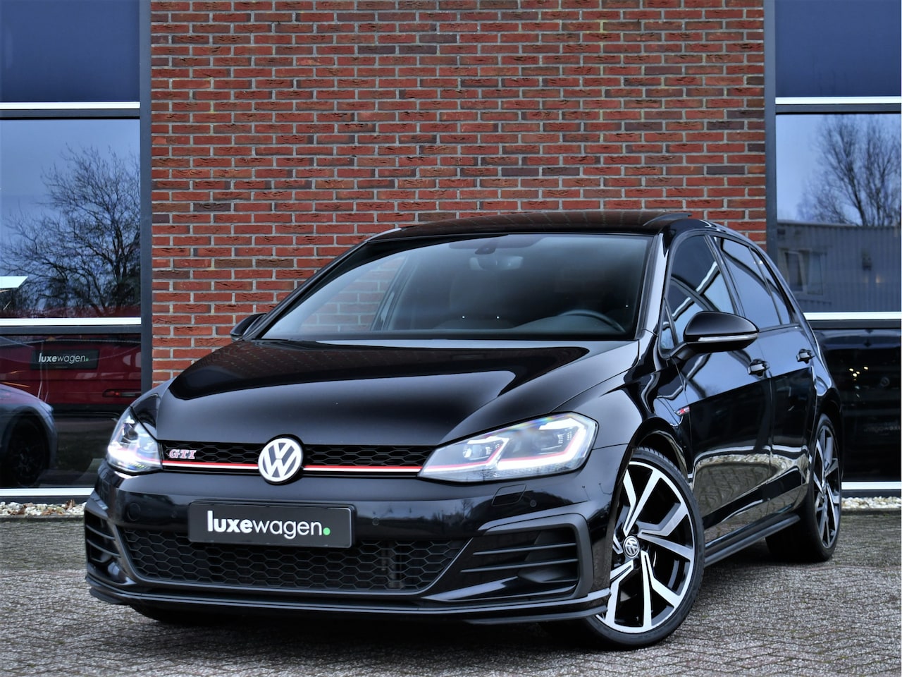 Volkswagen Golf - 2.0 TSI GTI Performance Pano ACC 19inch Keyless Alcantara - AutoWereld.nl