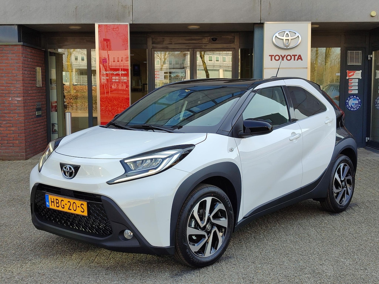 Toyota Aygo X - PULSE BI-TONE 17'' LM-VELGEN CLIMA PRIVACY GLASS LED APPLE/ANDROID CAMERA AD-CRUISE - AutoWereld.nl