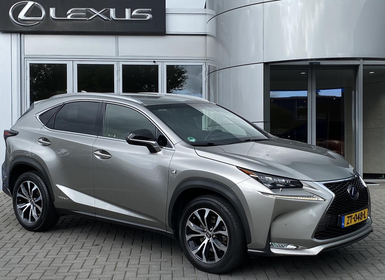 Lexus NX - 300h AWD F Sport Line LEDER EL-ACHTERKLEP EL-STOEL STOELVERW AD-CRUISE TRIPLE-LED NAVI PAR - AutoWereld.nl