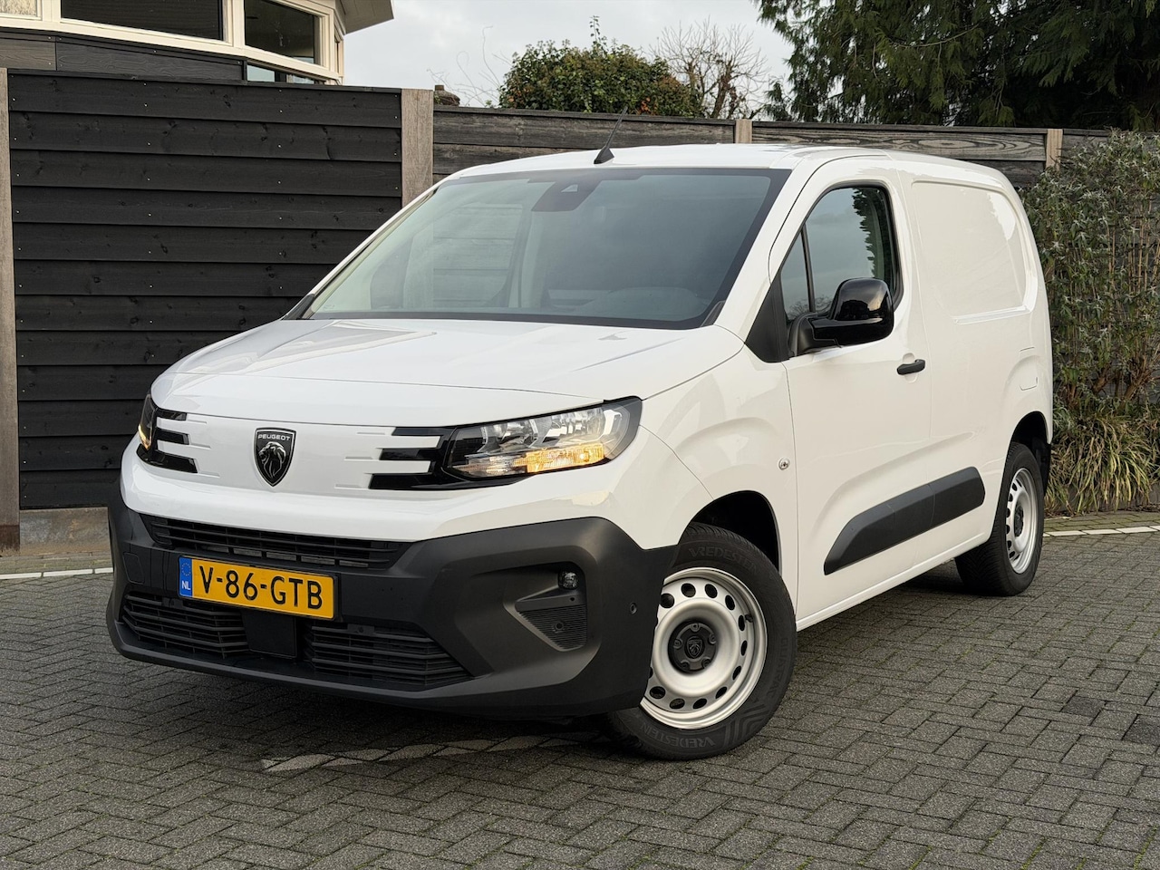 Peugeot Partner - 1.5 BlueHDi 130PK EAT8 Automaat L1 Navigatie, Achteruitrijcamera, Parkeersensoren, Trekhaa - AutoWereld.nl
