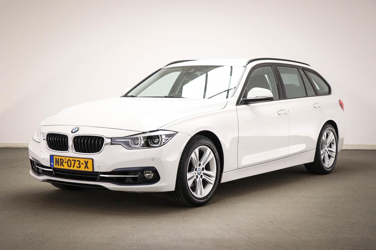 BMW 3-serie Touring - 318i High Executive Sport | LEDER | ADAPTIVE LED | HEAD UP | M-SPORT - AutoWereld.nl