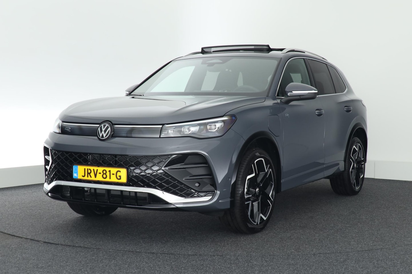 Volkswagen Tiguan - 1.5 272pk eHybrid R-Line Edition Trekhaak Camera Keyless Massage Virtual Cockpit Panoramad - AutoWereld.nl