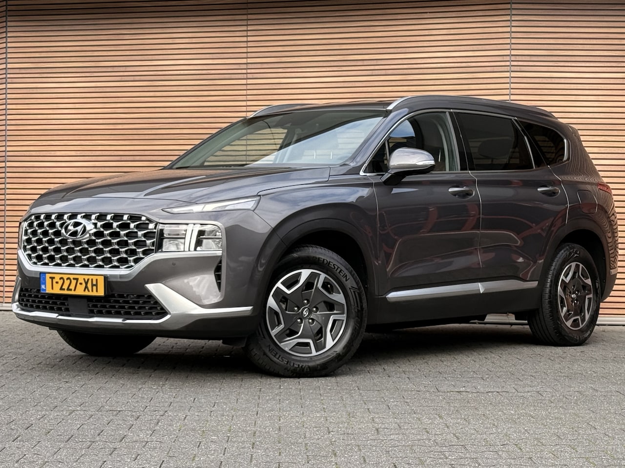 Hyundai Santa Fe - 1.6 T-GDI HEV Comfort Smart 7pers. Trekhaak / Leer / Krell / Navi / Clima / Camera / Stoel - AutoWereld.nl