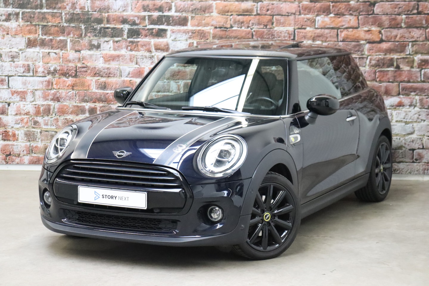 MINI Cooper - Hatchback 60 Years Edition Automaat 3 deurs / Panoramadak / Leder / Navigatiesysteem Plus - AutoWereld.nl