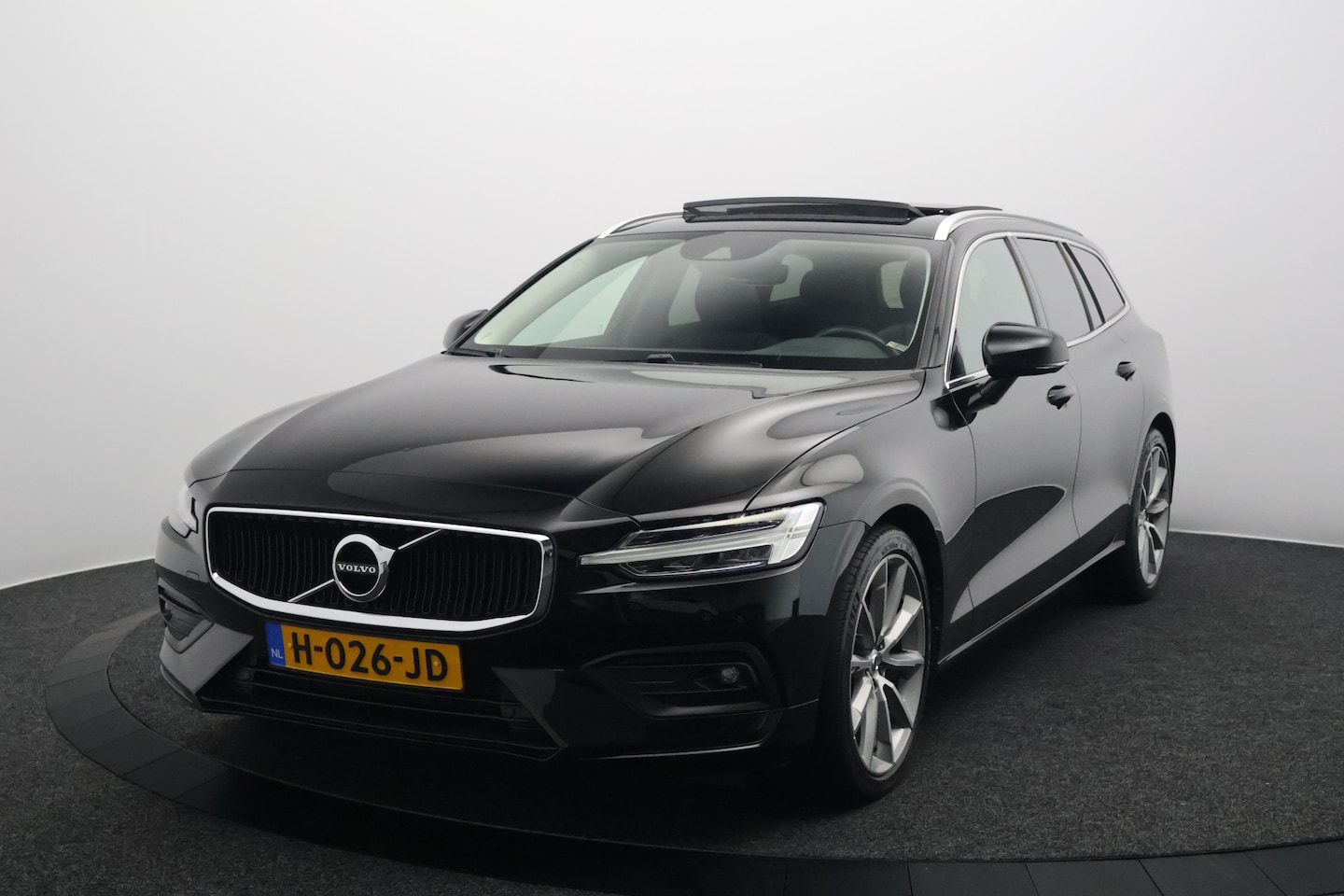 Volvo V60 - 2.0 T4 Momentum Pro 191PK | Panoramadak | Trekhaak | Leer - AutoWereld.nl