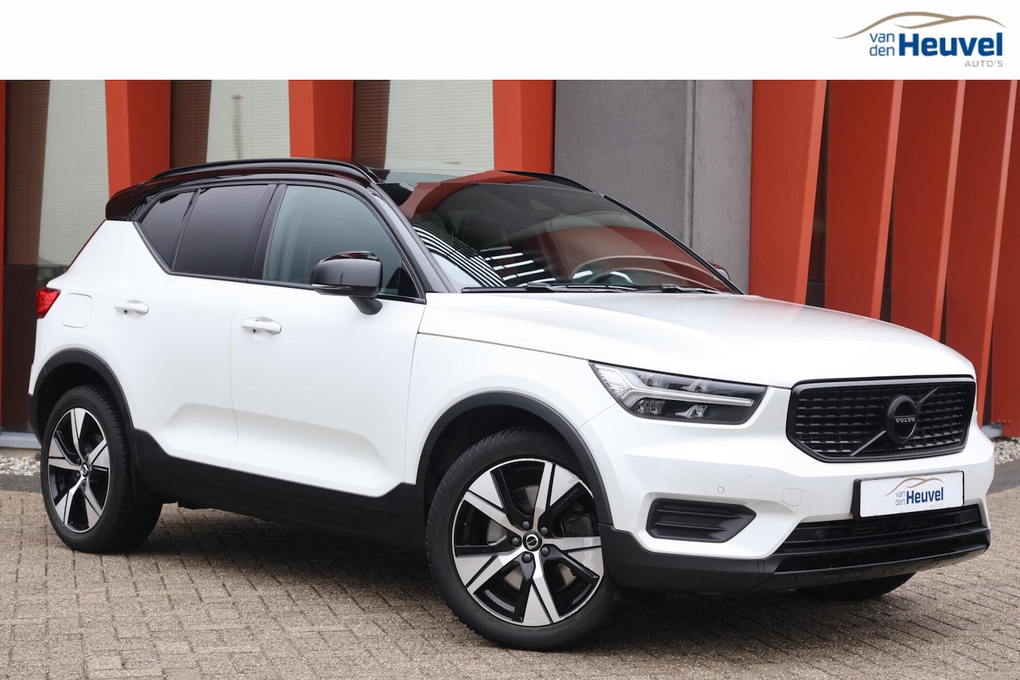 Volvo XC40 - T4 Recharge R-Design | Stoelverwarming | Trekhaak | Panoramadak | Parkeercamera | Glossy B - AutoWereld.nl