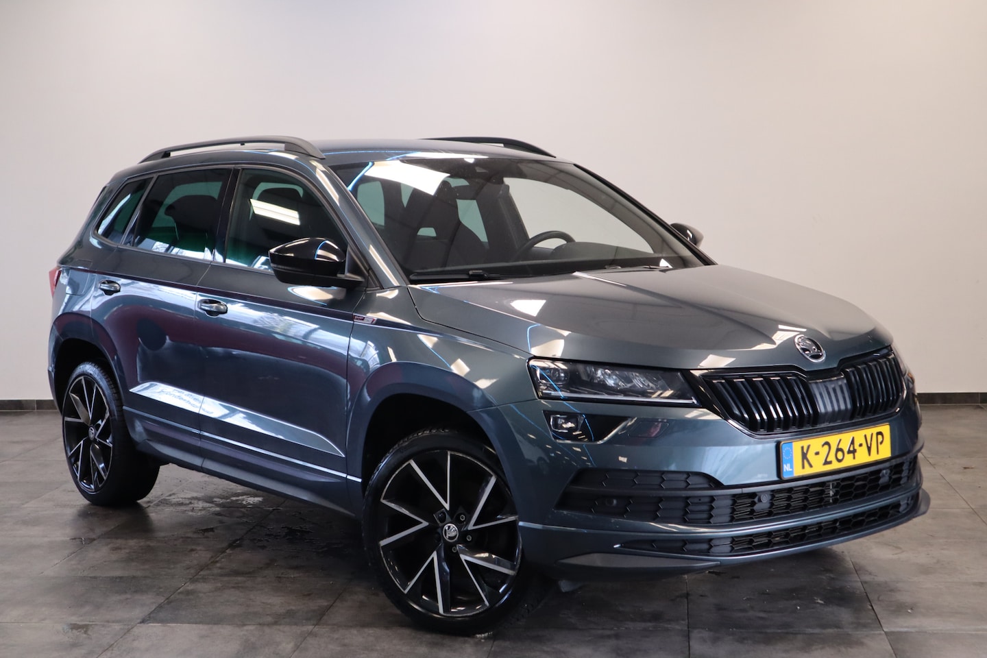 Skoda Karoq - 1.5 TSI ACT Sportline Business Navi Camera 19'' ACC ECC Canton 24 maanden garantie mogelij - AutoWereld.nl
