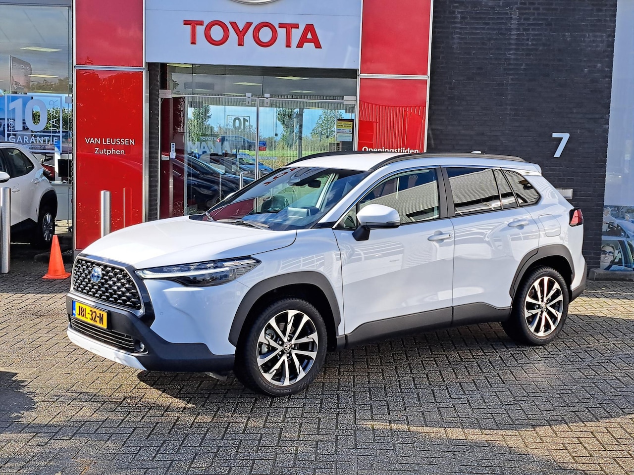 Toyota Corolla Cross - Hybrid 140 Style 4-SEIZOENSBANDEN ELEK. ACHTERKLEP STOEL- STUURVERWARMING - AutoWereld.nl