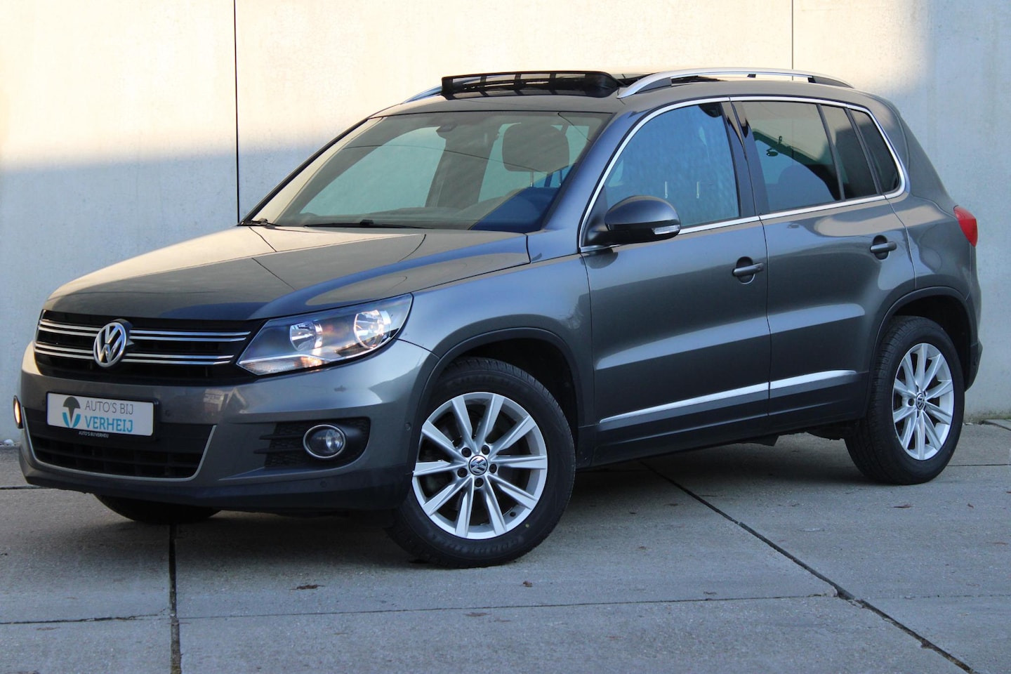 Volkswagen Tiguan - 1.4 TSI Sport&Style / LEDER / PANO DAK / CAMERA - AutoWereld.nl