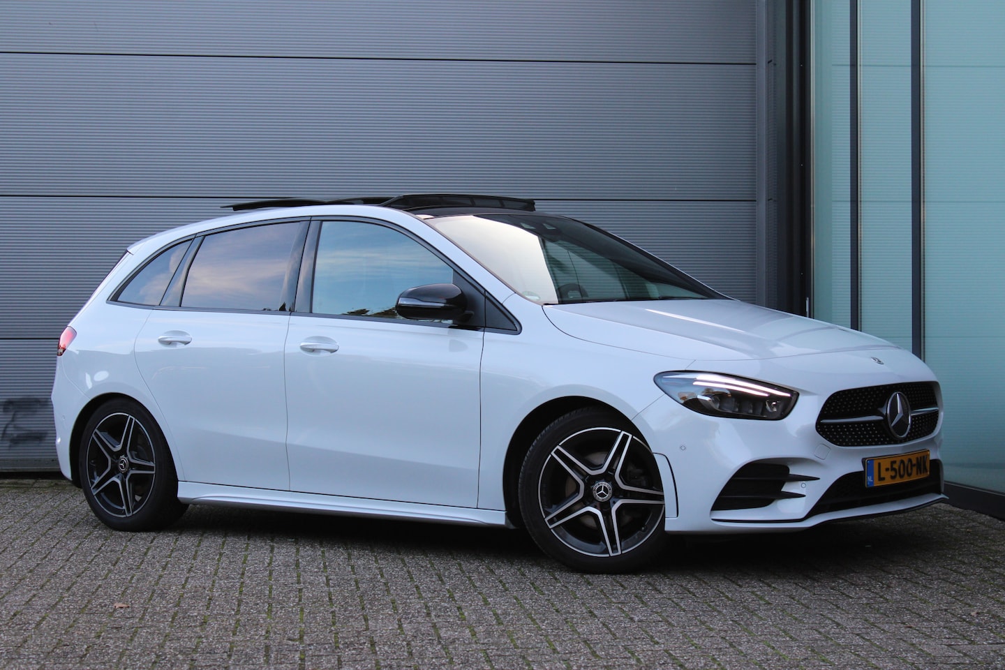 Mercedes-Benz B-klasse - 200 Business Solution AMG | Panoramadak | Trekhaak | Camera | Stoelverwarming | CarPlay - AutoWereld.nl