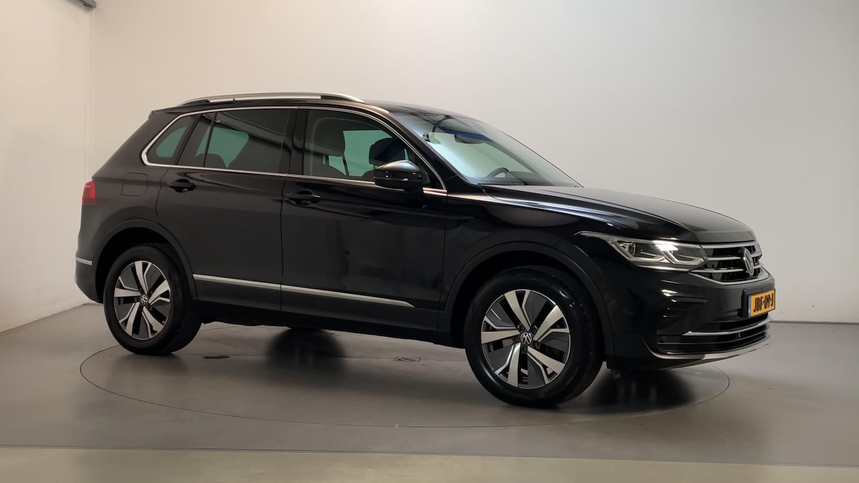 Volkswagen Tiguan - 1.4 TSI eHybrid Elegance Business+ Leder Virtual Cockpit Stoelverwarming Camera - AutoWereld.nl