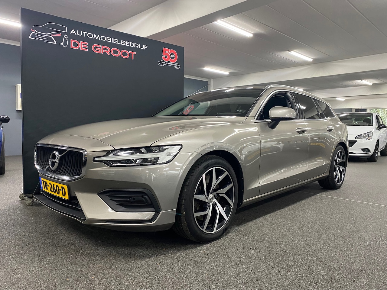 Volvo V60 - 2.0 T5 Momentum/ Nederlandse auto/ Elektrisch trekhaak/ Automaat/ Achteruitrijcamera/ Navi - AutoWereld.nl