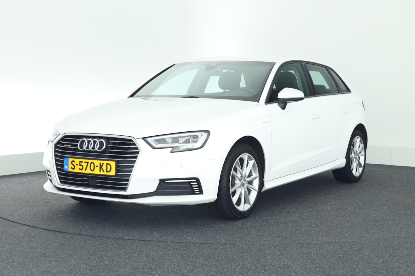 Audi A3 Sportback - 1.4 e-tron 204pk Pro Line plus Stoelverwarming Keyless Adaptive Cruise Led Navigatie - AutoWereld.nl