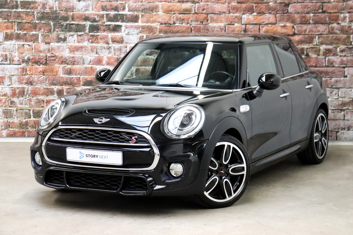 MINI Cooper S - Hatchback Serious Business Automaat 5 deurs / Navigatie Professional / John Cooper Works E - AutoWereld.nl