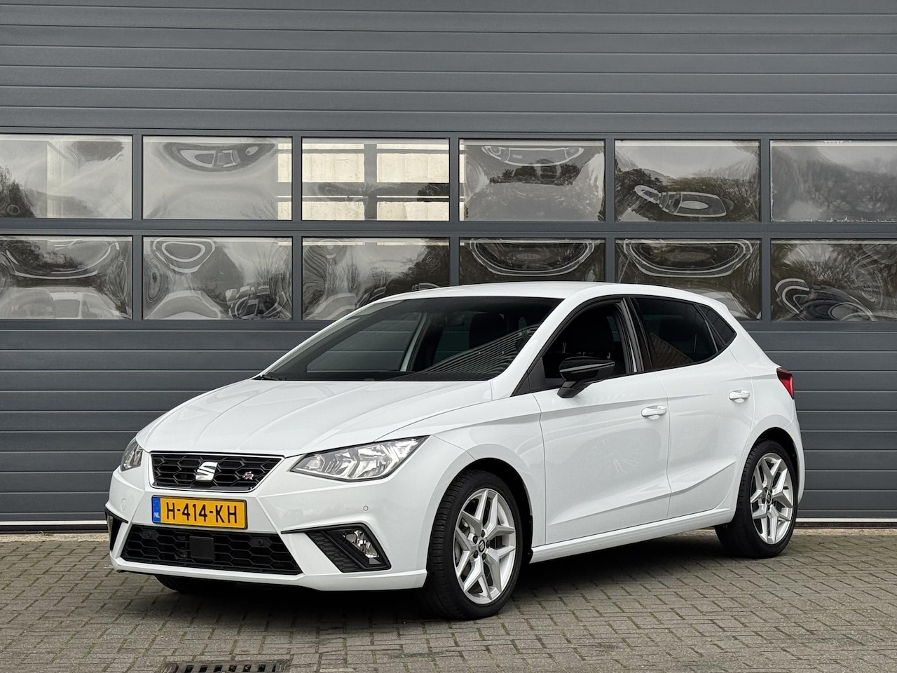 SEAT Ibiza - 1.0 TSI FR BUSINESS INTENSE I P-CAMERA I CLIMATE CONTROL I APPLE CARPLAY I CRUISE CONTROL - AutoWereld.nl
