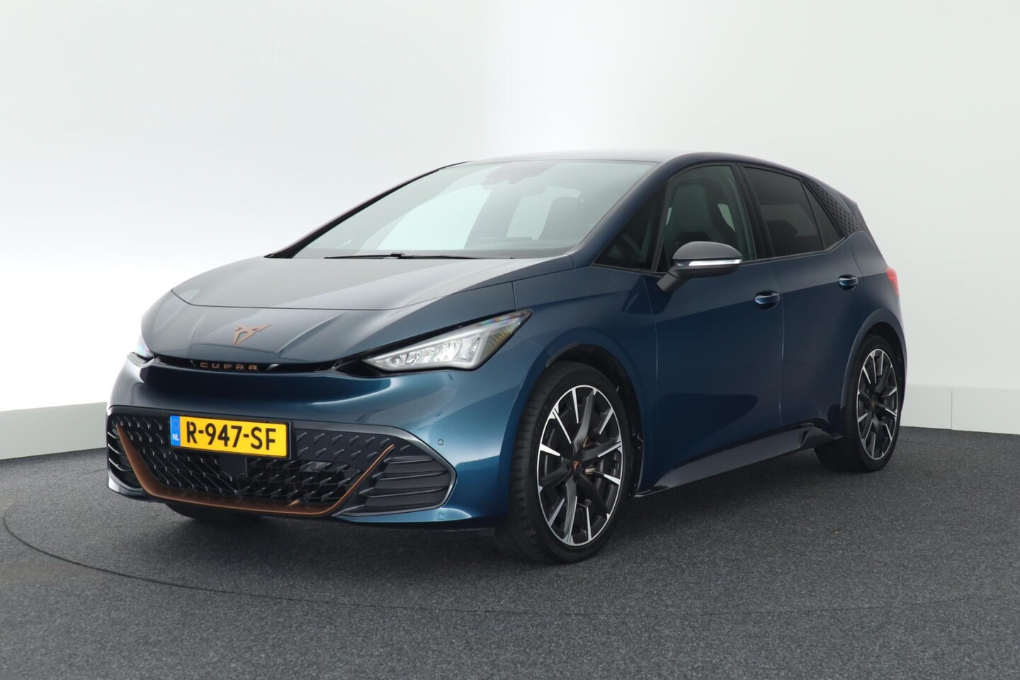 CUPRA Born - Performance 231pk 62 kWh SOH 89% Alcantara Sportstoelen Camera Stoelverwarming Keyless Ele - AutoWereld.nl