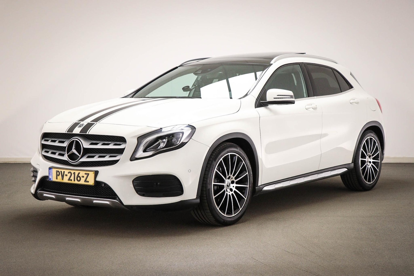 Mercedes-Benz GLA-Klasse - 250 White Art | PANORAMADAK | RECARO SCHAALSTOELEN | CAMERA - AutoWereld.nl