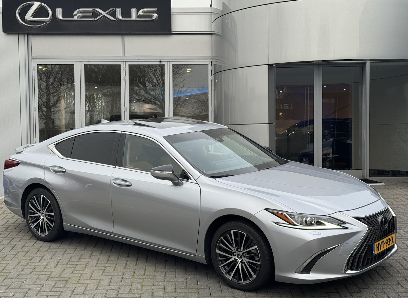 Lexus ES - 300h Business Line NWE MODEL BLIND SPOT STUURVERW STOELVERW SCHUIF/KANTELDAK PARK-SENSOREN - AutoWereld.nl