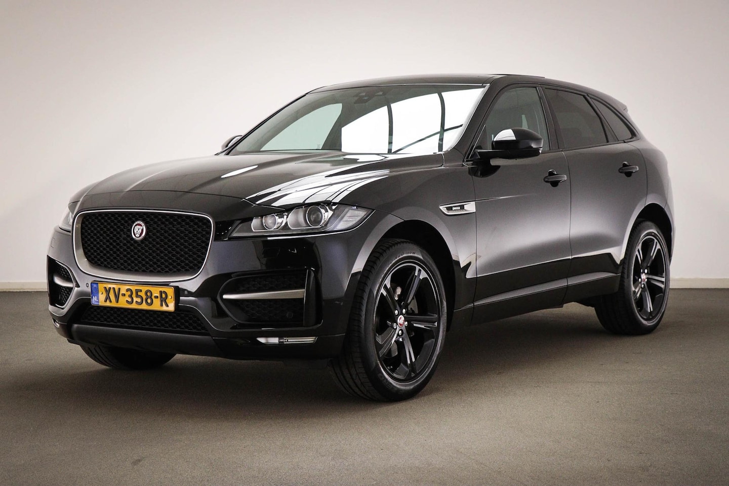 Jaguar F-Pace - 2.0t AWD Portfolio | PANORAMADAK | STUURVERWARMING | APPLE | CAMERA - AutoWereld.nl
