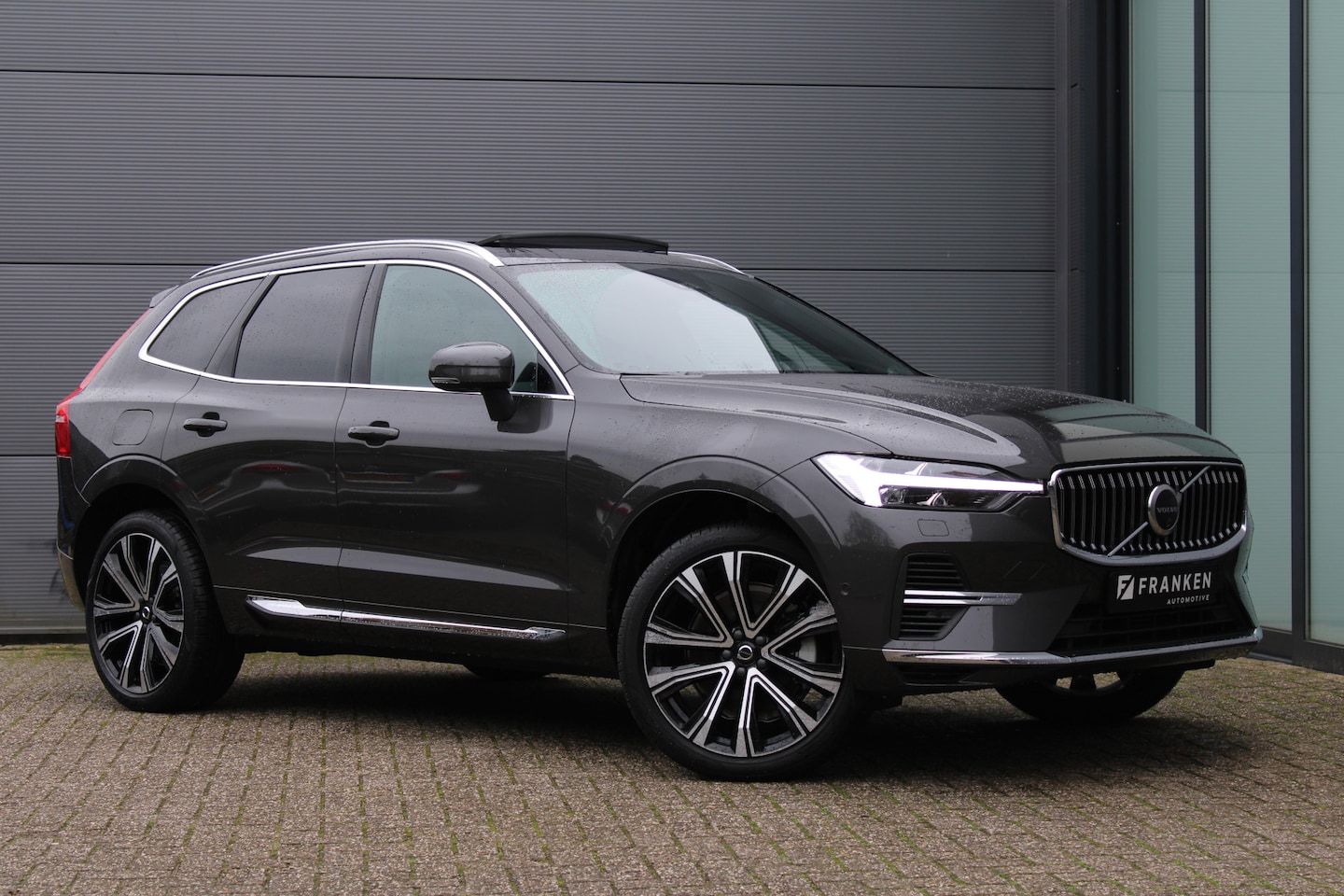 Volvo XC60 - 2.0 T8 Plug-in hybrid AWD Plus Bright | Luchtvering | Trekhaak | H&K | 360 Camera | Full - AutoWereld.nl