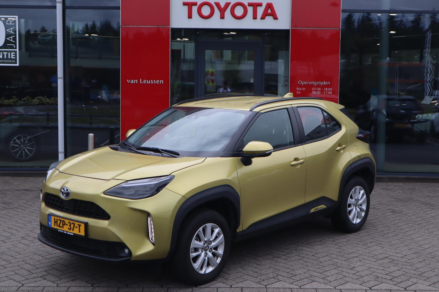 Toyota Yaris Cross - 1.5 HYBRID DYNAMIC APPLE/ANDROID STUUR+STOELVERW. HEAD-UP NAVI EL-ACHTERKLEP KEYLESS - AutoWereld.nl