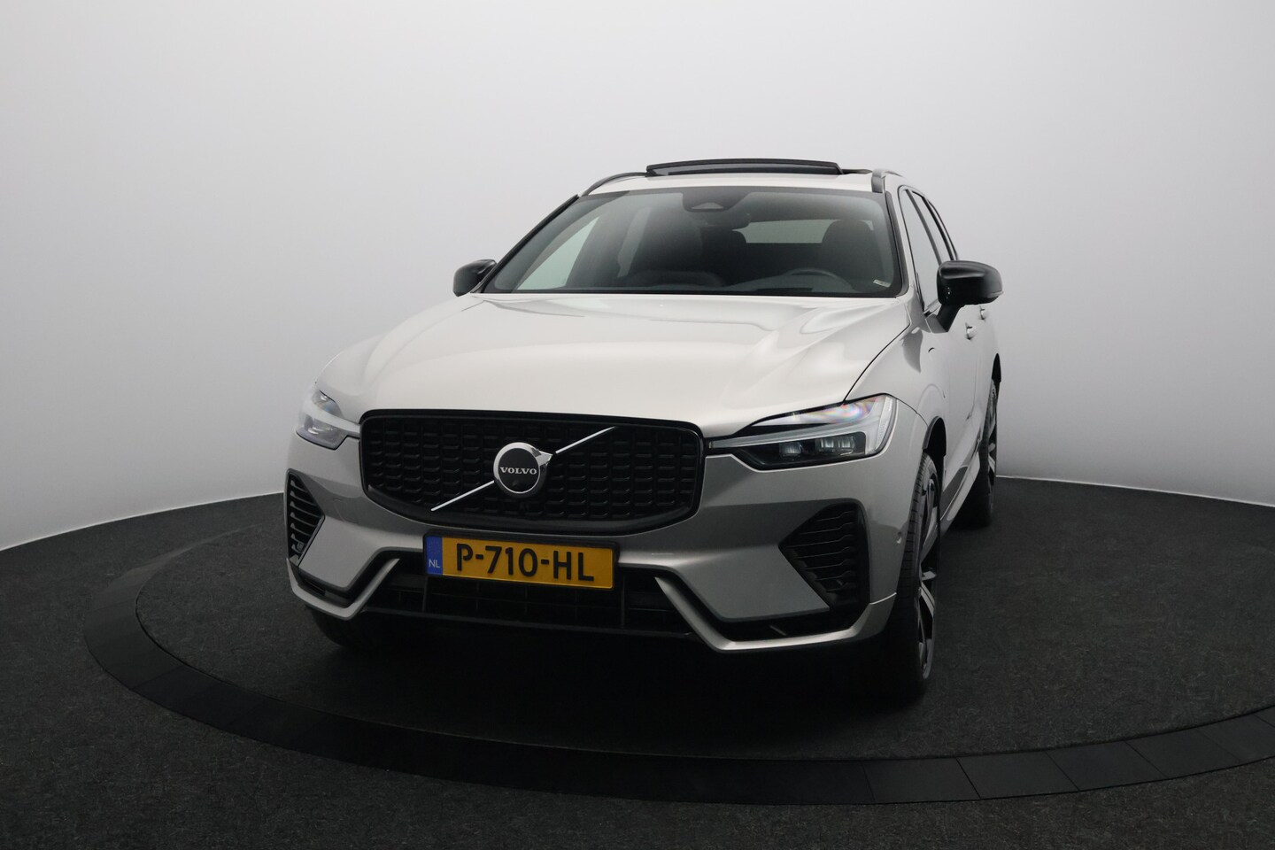 Volvo XC60 - 2.0 T8 Plug-in hybrid AWD R-Design 350PK | Ultra Dark | Trekhaak | 360° Camera | Panoramad - AutoWereld.nl