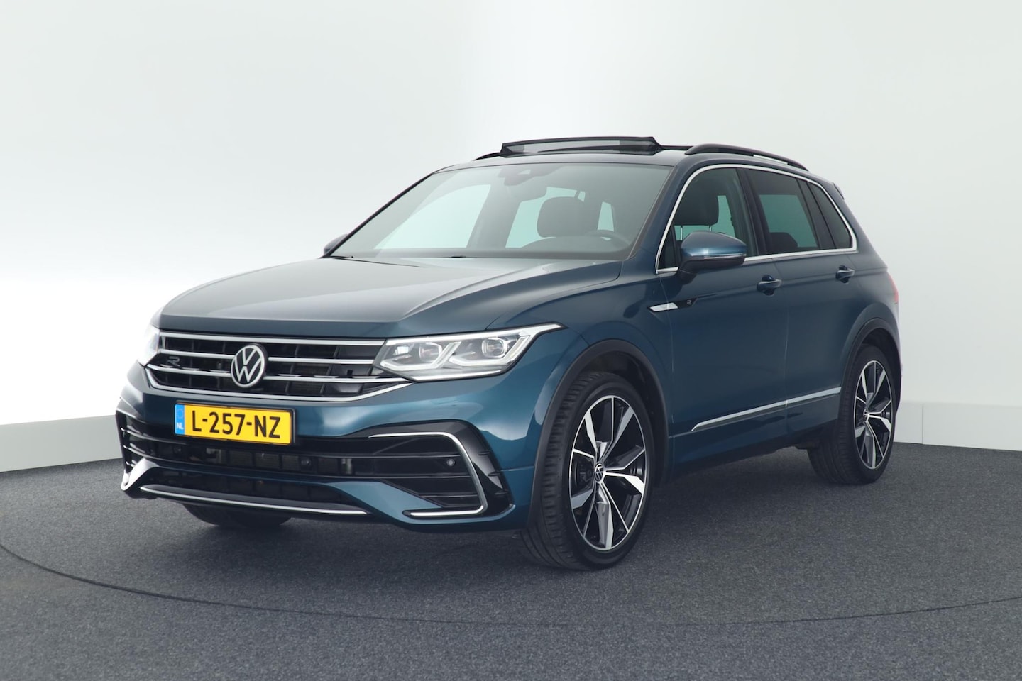 Volkswagen Tiguan - 1.5 TSI 150pk DSG 2x R-Line HUD Trekhaak Camera harman/kardon Panoramadak Keyless Virtual - AutoWereld.nl