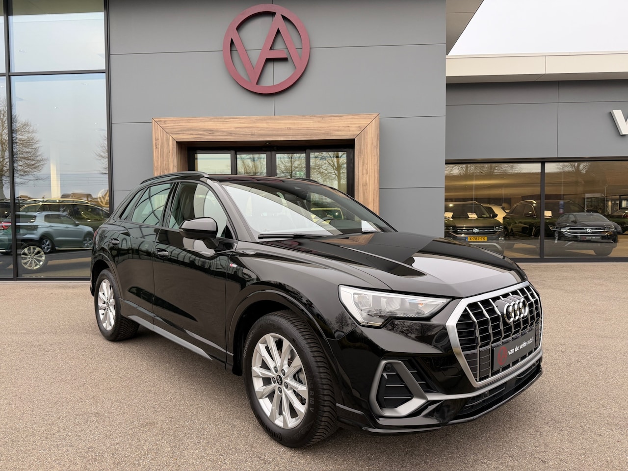 Audi Q3 - 35 TFSI 150pk S-tronic S-line | Alcantara | Keyless | Dode hoek | Elek. Achterklep | Camer - AutoWereld.nl