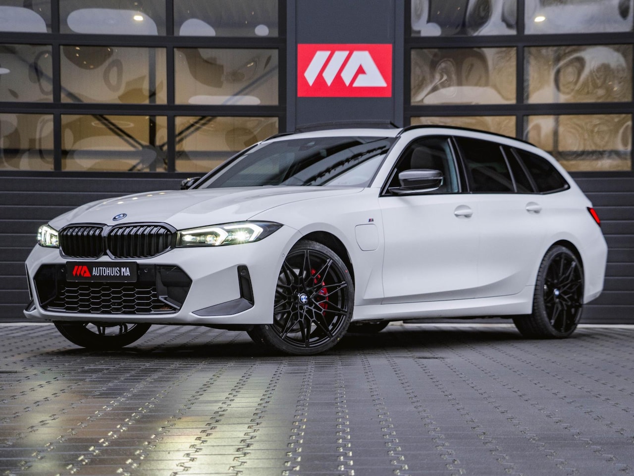 BMW 3-serie Touring - 330e M-Sport Panoramadak|Headup|Memorystoelen|Camera|Carplay|Cruise|Sfeerverlichting - AutoWereld.nl