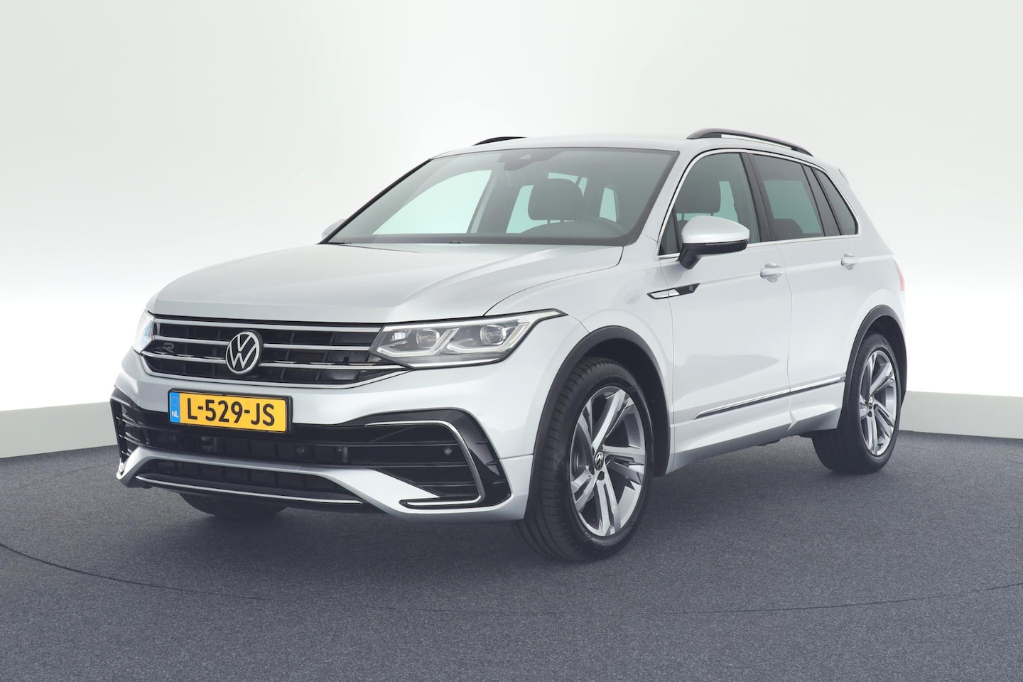 Volkswagen Tiguan - 1.5 TSI 150pk DSG 2x R-Line Virtual Cockpit Navigatie - AutoWereld.nl