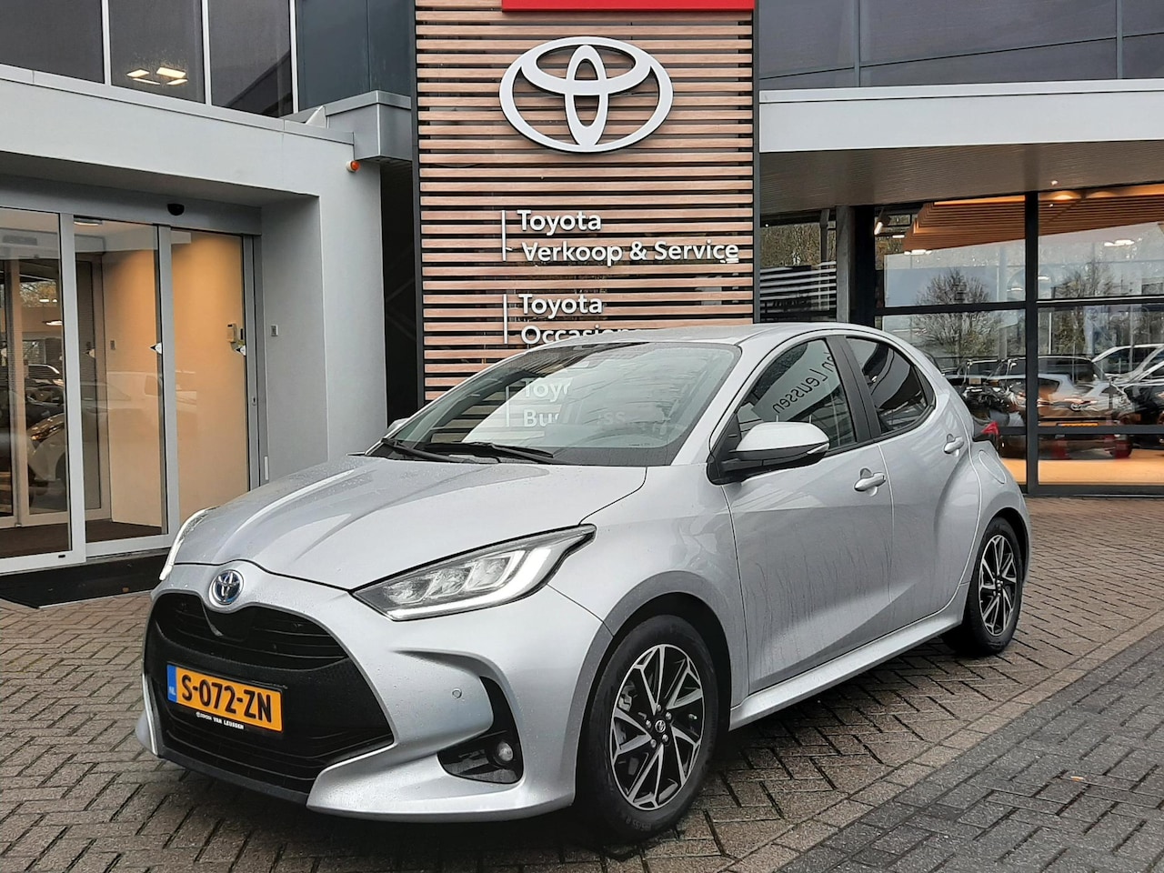 Toyota Yaris - 1.5 Hybrid STYLE BLIND SPOT KEYLESS STOELVERW PARK-SENSOREN APPLE/ANDROID PRIVACY GLASS - AutoWereld.nl