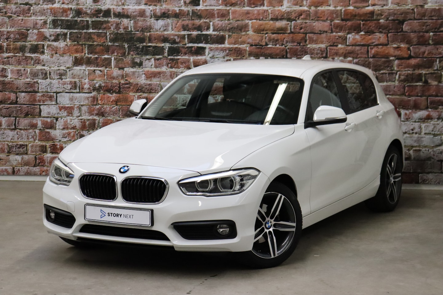 BMW 1-serie - 116i Executive 5 deurs / Navigatie / Climate Control / Parkeersensoren / LED / 17 Inch / B - AutoWereld.nl
