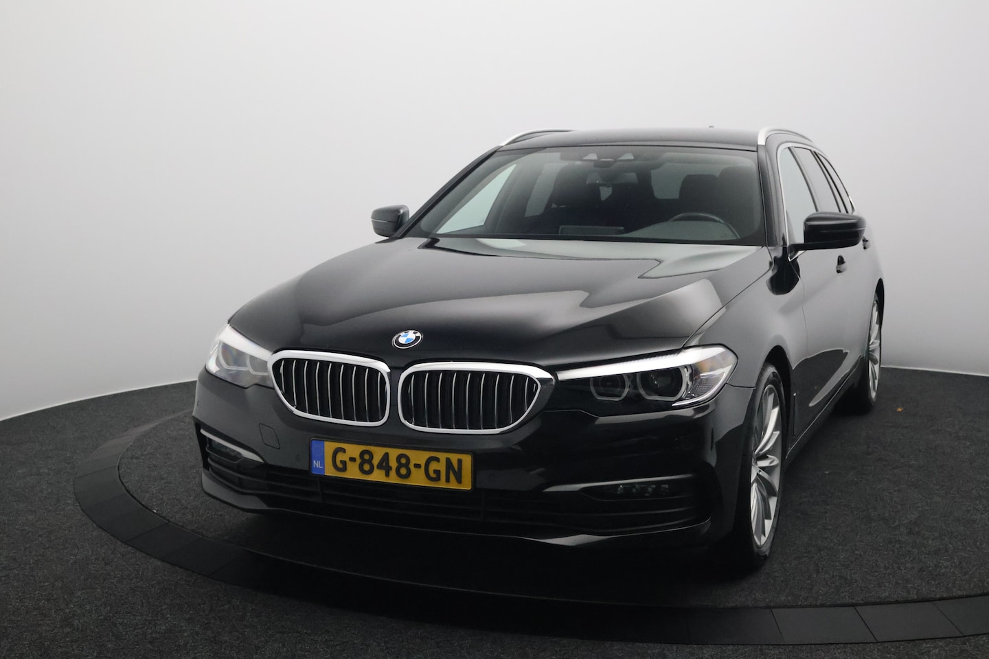 BMW 5-serie Touring - 520d Executive Edition | Trekhaak | Leer | Led | 19 inch | - AutoWereld.nl