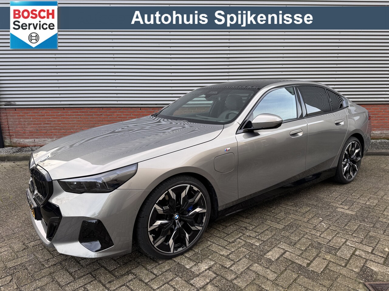 BMW 5-serie - 550e xDrive | M Sportpakket Pro | 21inch | HUD | B&W | Panorama-dak | - AutoWereld.nl