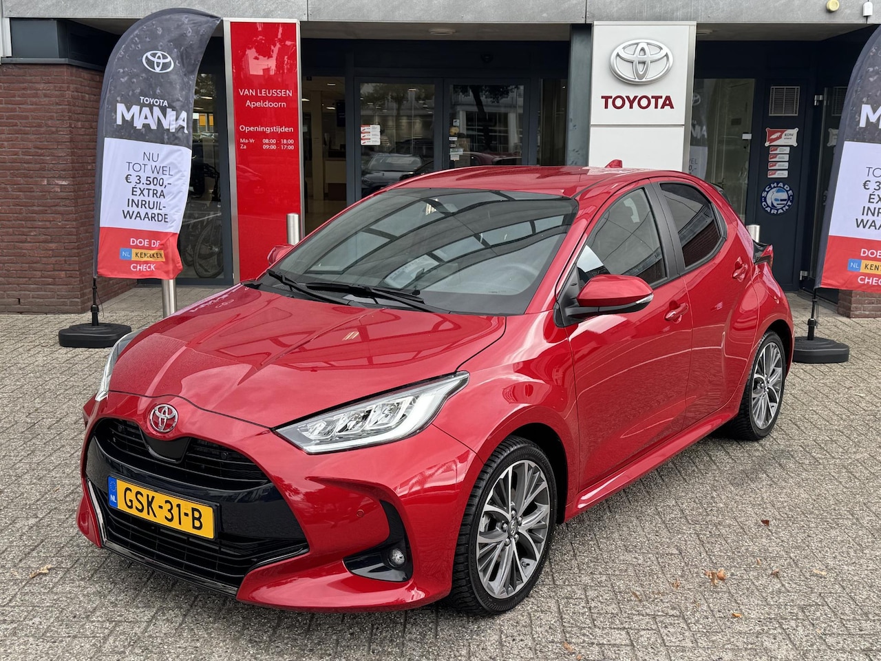 Toyota Yaris - Hybrid 130 EXECUTIVE STOELVERW 17'' LM-VELGEN 4S-BANDEN  BLIND SPOT PARK-SENSOREN NAVI CAM - AutoWereld.nl
