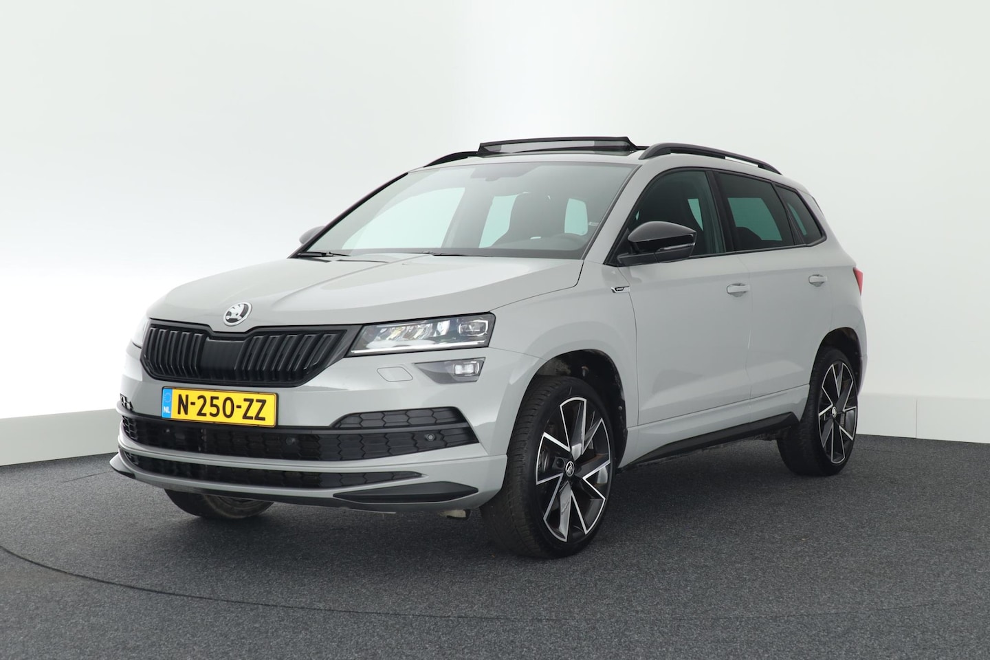 Skoda Karoq - 1.5 TSI 150pk DSG Sportline Business Panoramadak Stoelverwarming Navigatie Canton Audio Ca - AutoWereld.nl