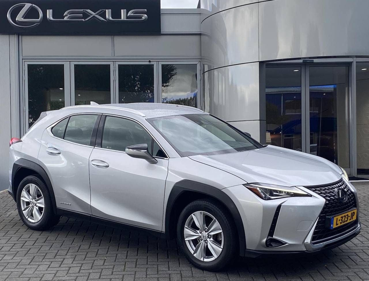 Lexus UX - 250h Comfort Line KEYLESS CARPLAY NAVI ADAPTIVE CRUISE GROOTLICHTASSISTENT CAMERA - AutoWereld.nl