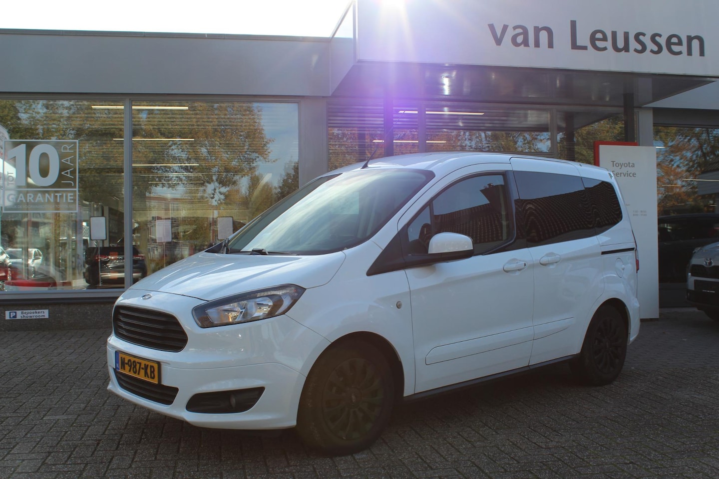 Ford Tourneo Courier - TITANIUM 5-PERSOONS BENZINE TREKHAAK AIRCO CRUISE STOELVERW VOORRUITVERW BLUETOOTH 2X SCHU - AutoWereld.nl