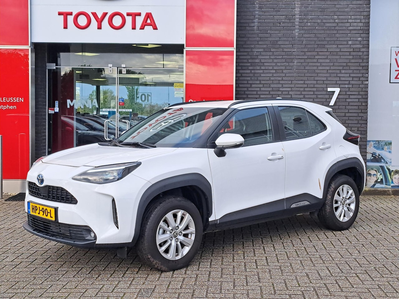 Toyota Yaris Cross - 1.5 HYBRID DYNAMIC EL-ACHTERKLEP NAVI STOELVERW. DRAADLOOS-LADEN APPLE/ANDROID - AutoWereld.nl