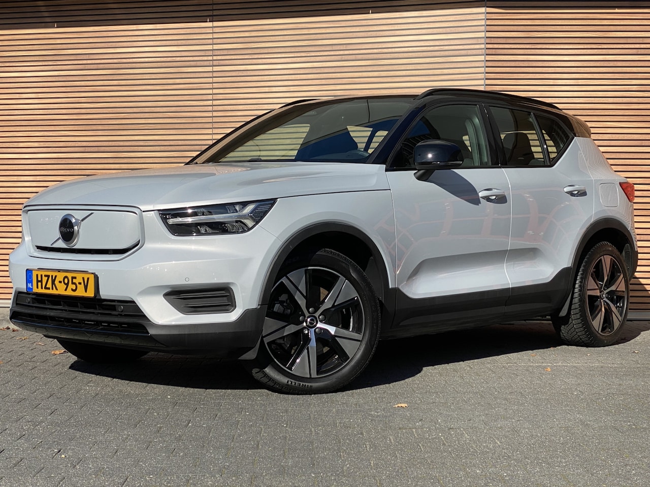Volvo XC40 - Recharge P8 AWD R-Design Camera / Stoel/stuur verwarming / Navigatie - AutoWereld.nl