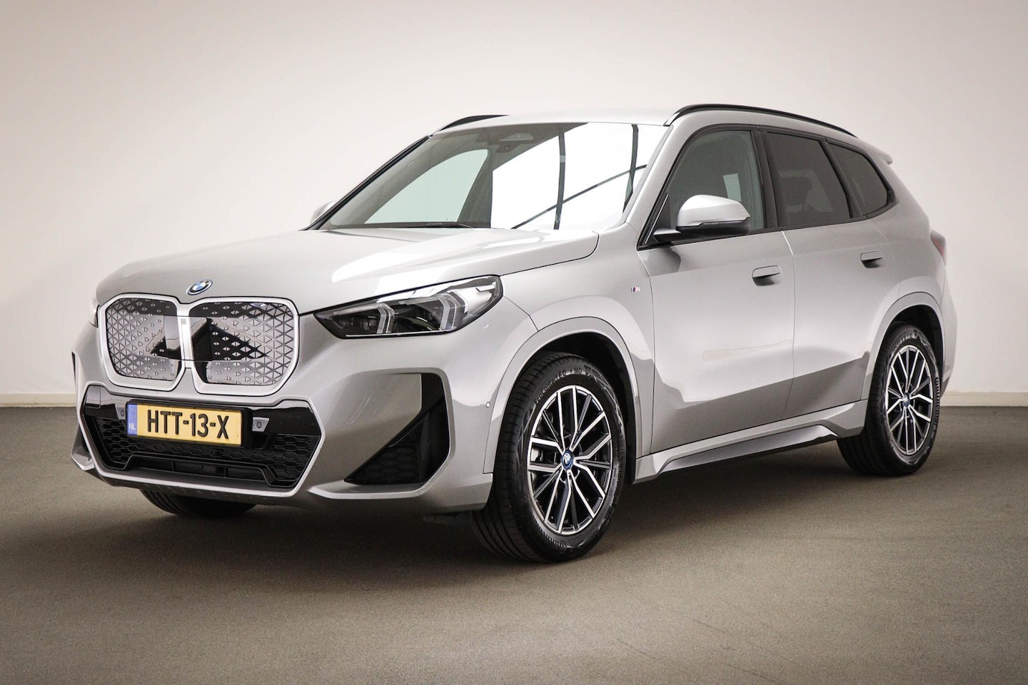 BMW iX1 - eDrive20 67 kWh M-Sport Edition | PREMIUM PACK | STUURVERWARMING | DAB | APPLE | CAMERA - AutoWereld.nl