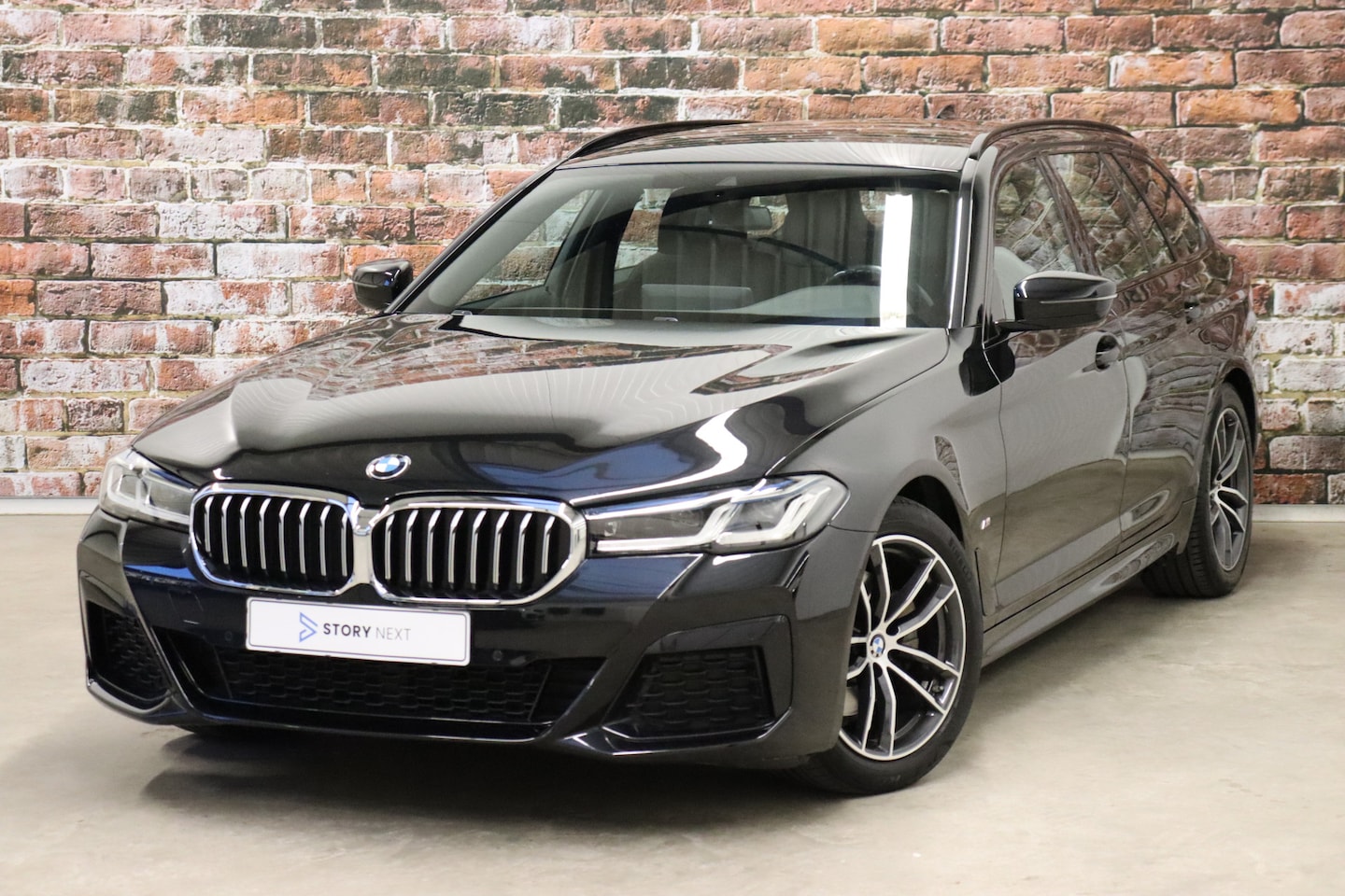 BMW 5-serie Touring - 520i High Executive M Sport Pakket Automaat / Trekhaak / Navigatie Professional / Achterui - AutoWereld.nl