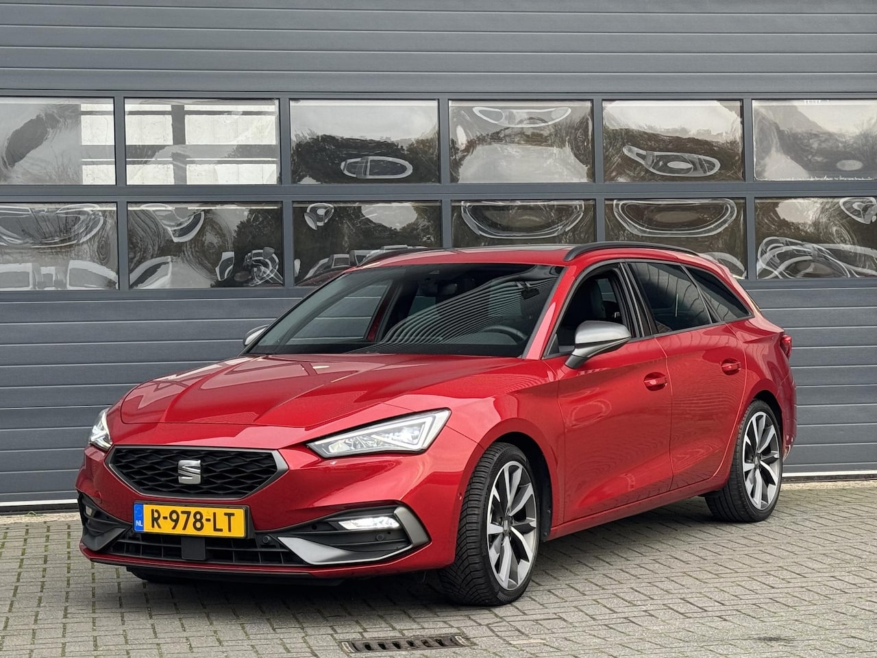 SEAT Leon Sportstourer - 1.5 TSI FR BUSINESS INTENSE I SCHUIFDAK I P-CAMERA I KEYLESS ENTRY I ADAPT. CRUISE CONTROL - AutoWereld.nl